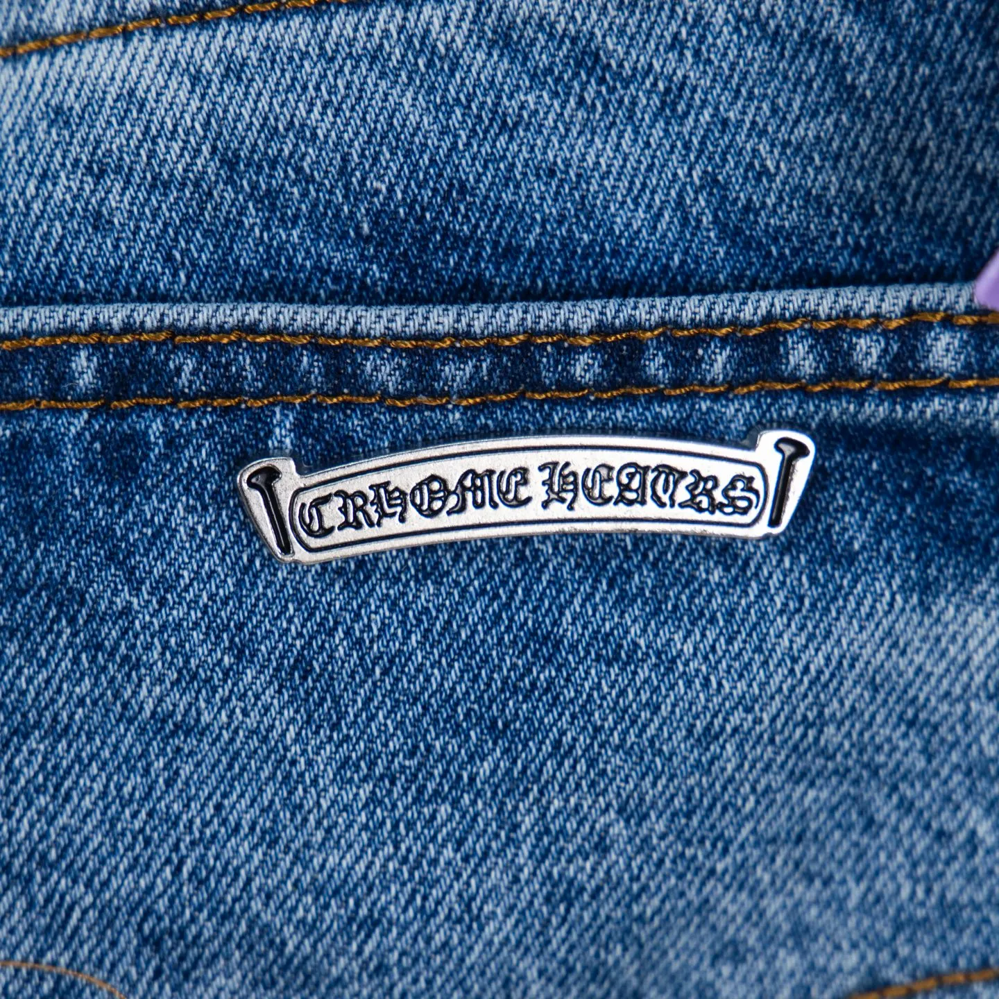 P260 Chrome Hearts Blue Pants Black White Blue Multi-Leather Jeans Top Version Chrome Hearts Jeans with Leather Jeans It is well known that chromehearts jeans use vintage Levis jeans as the base plate for creation. They usually add their own unique silver buckles and silver ornaments, plus leather embellishments. This is what doubles the value of these vintage jeans, because the base plate is Vintage jeans, jeans themselves have become very soft and comfortable after years of baptism, which can be distinguished from ordinary jeans. Regarding the size, you should also refer to the pants data. Style number: 1735# Size: 28 30 32 34 36